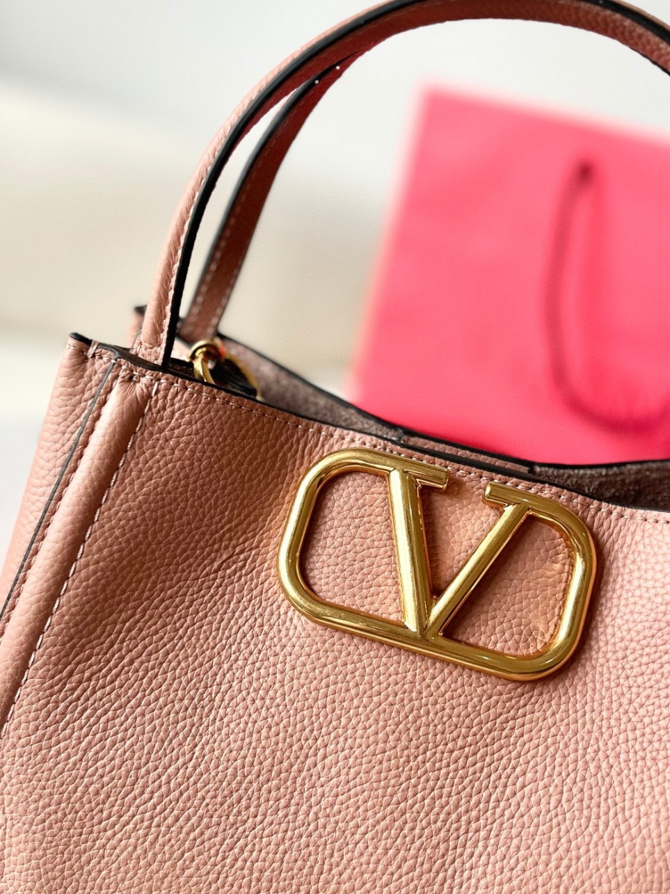 bolsos de lujo mujer Valentino Alltime Medium Bag in Poudre Grained Calfskin 2 bolsos de lujo mujer Valentino Alltime Medium Bag in Poudre Grained Calfskin - Image 2