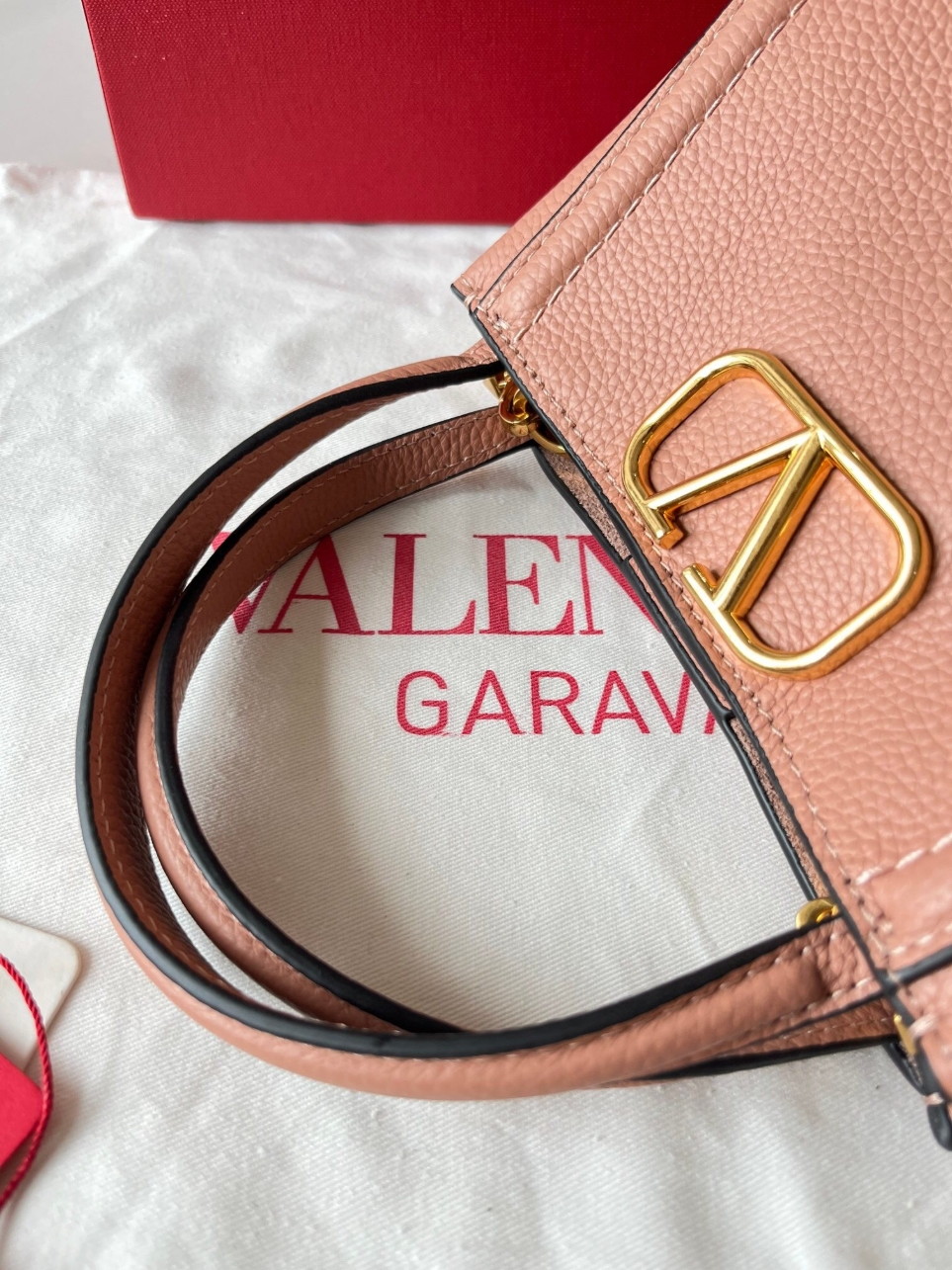 bolsos de lujo mujer Valentino Alltime Medium Bag in Poudre Grained Calfskin 3 bolsos de lujo mujer Valentino Alltime Medium Bag in Poudre Grained Calfskin - Image 3