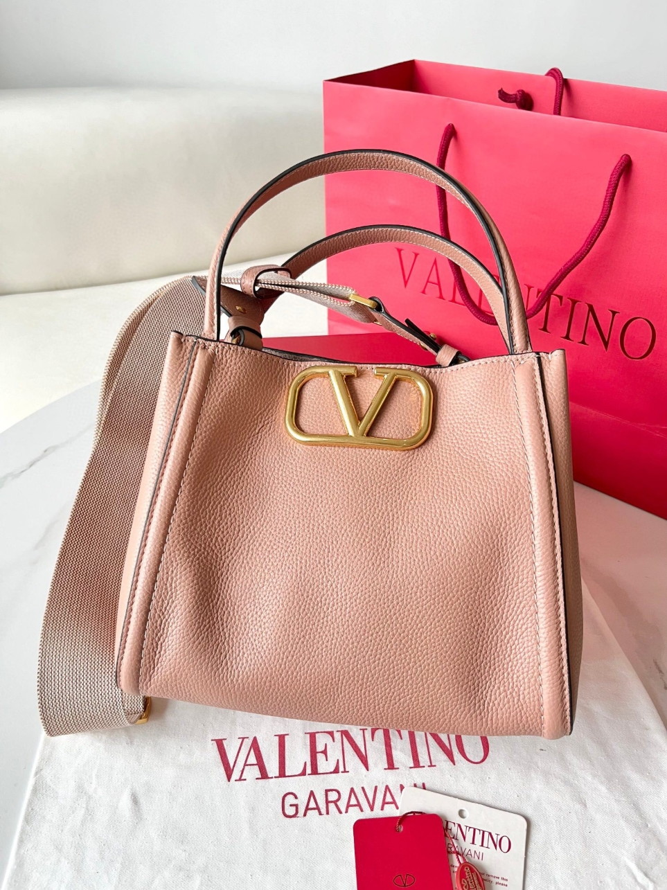 bolsos de lujo mujer Valentino Alltime Medium Bag in Poudre Grained Calfskin 4 bolsos de lujo mujer Valentino Alltime Medium Bag in Poudre Grained Calfskin - Image 4