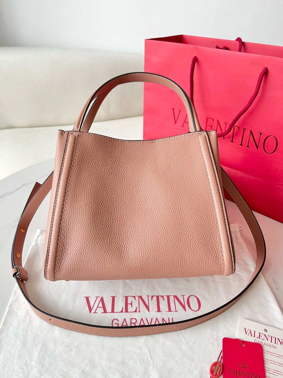 bolsos de lujo mujer Valentino Alltime Medium Bag in Poudre Grained Calfskin 5 bolsos de lujo mujer Valentino Alltime Medium Bag in Poudre Grained Calfskin - Image 5