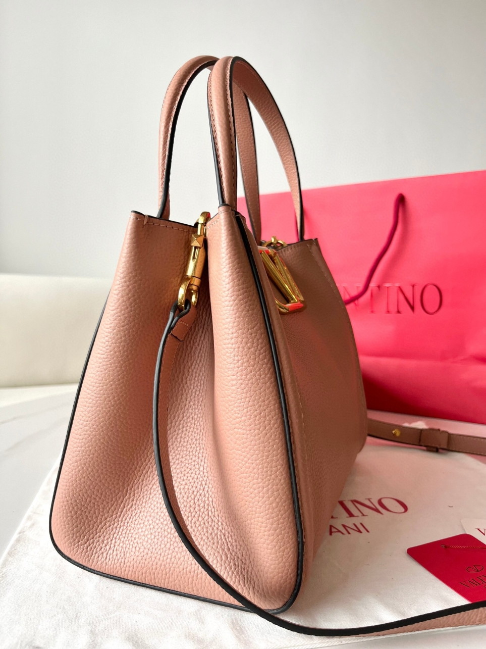 bolsos de lujo mujer Valentino Alltime Medium Bag in Poudre Grained Calfskin 6 bolsos de lujo mujer Valentino Alltime Medium Bag in Poudre Grained Calfskin - Image 6