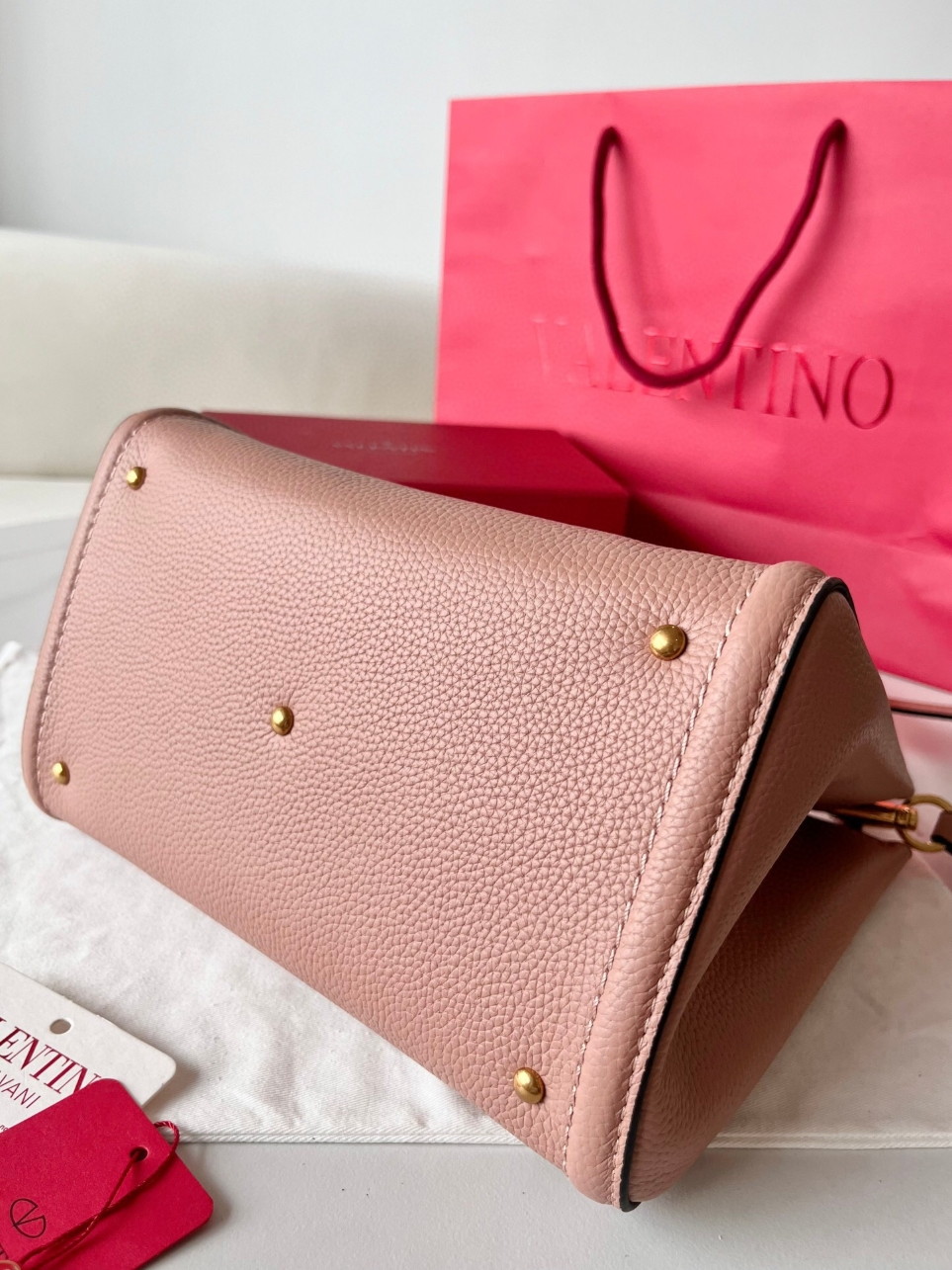 bolsos de lujo mujer Valentino Alltime Medium Bag in Poudre Grained Calfskin 7 bolsos de lujo mujer Valentino Alltime Medium Bag in Poudre Grained Calfskin - Image 7