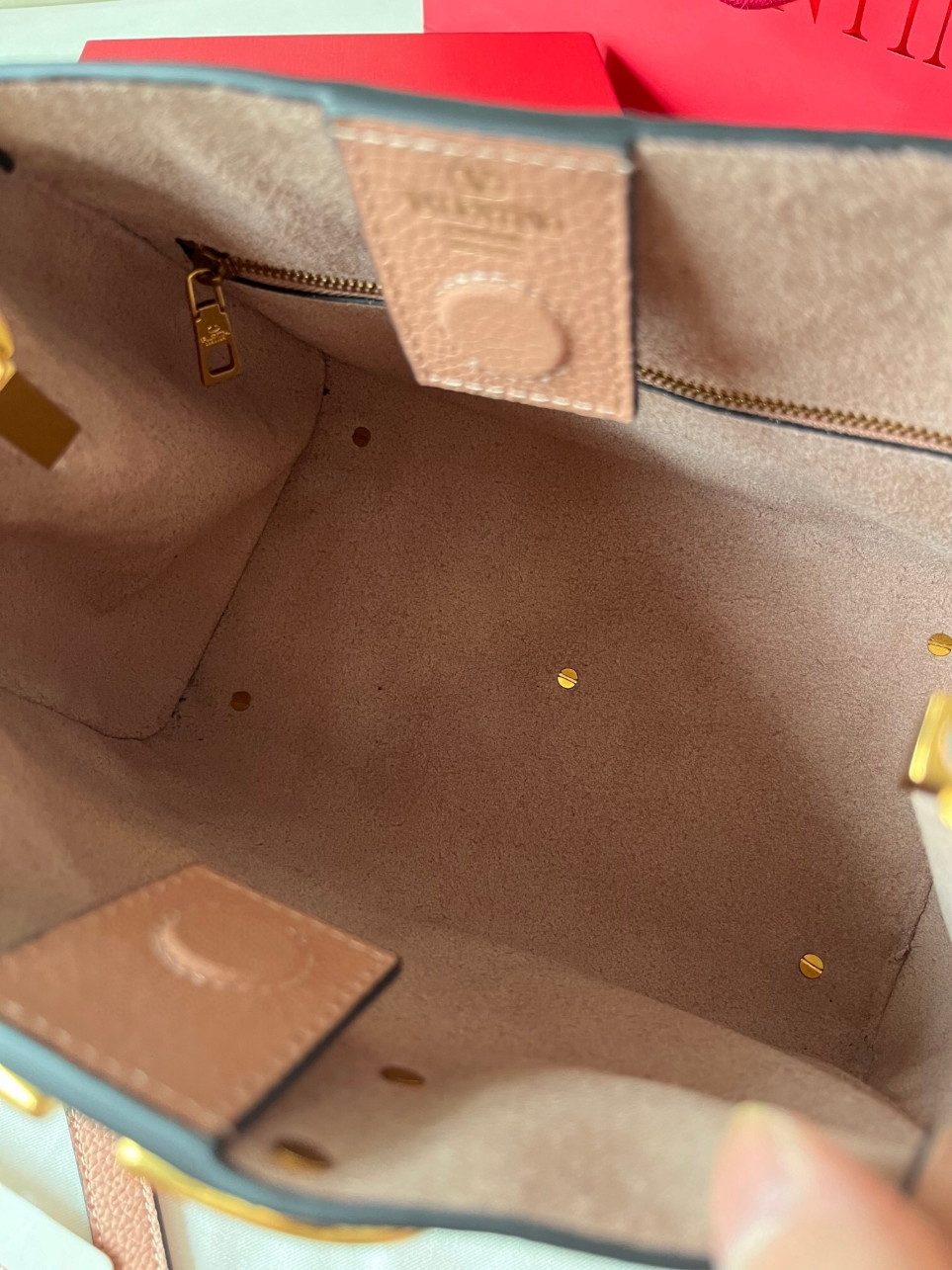 bolsos de lujo mujer Valentino Alltime Medium Bag in Poudre Grained Calfskin 8 bolsos de lujo mujer Valentino Alltime Medium Bag in Poudre Grained Calfskin - Image 8