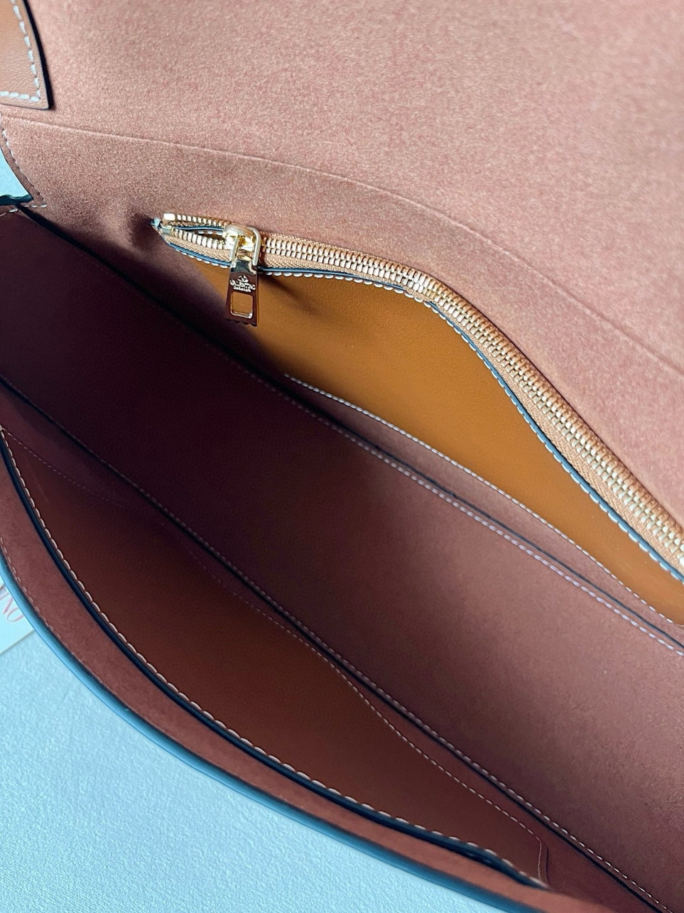 bolsos de lujo mujer Valentino Garavani Ohval Small Shoulder Bag in Brown Calfskin 10 bolsos de lujo mujer Valentino Garavani Ohval Small Shoulder Bag in Brown Calfskin - Image 10