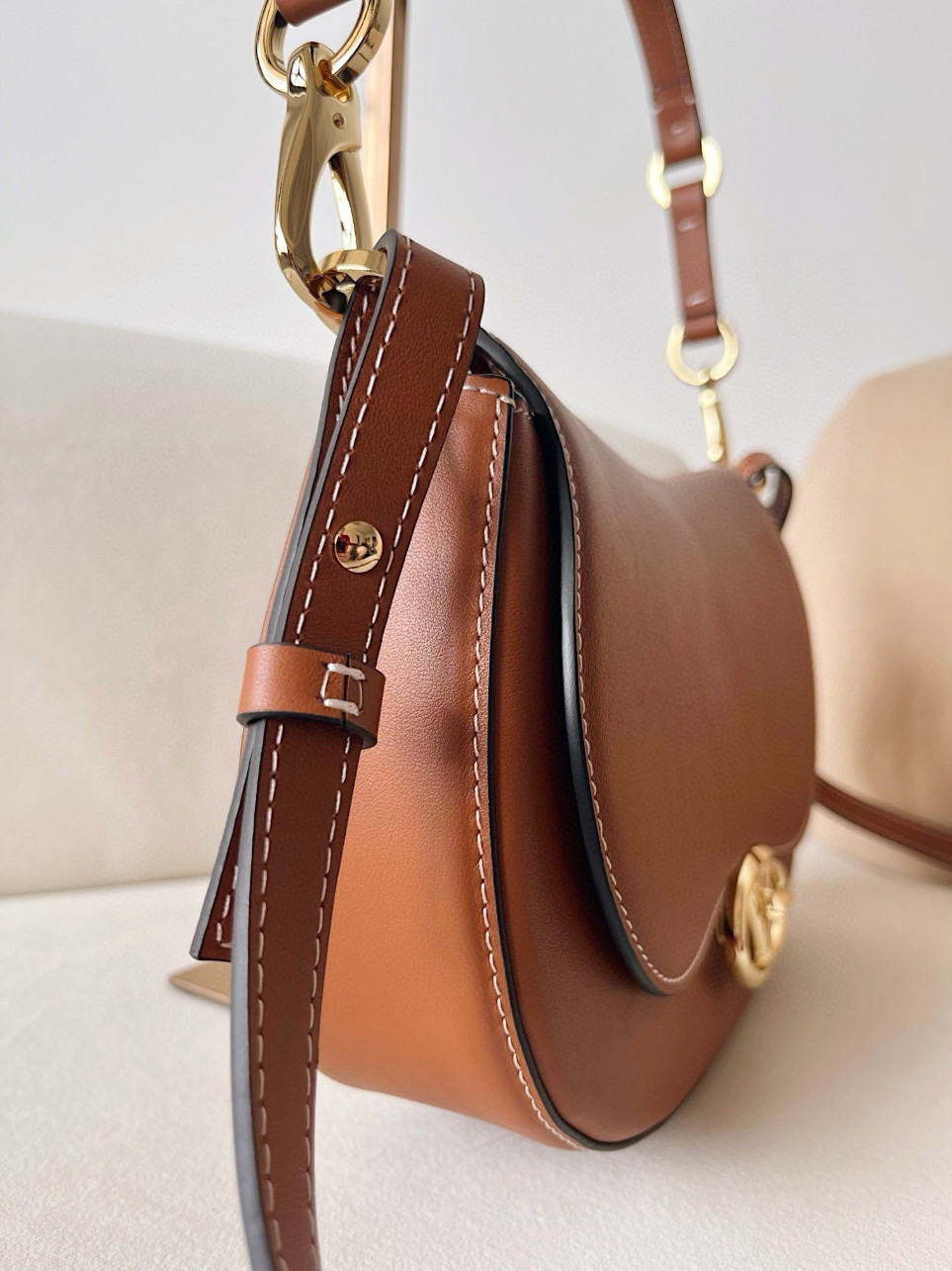 bolsos de lujo mujer Valentino Garavani Ohval Small Shoulder Bag in Brown Calfskin 2 bolsos de lujo mujer Valentino Garavani Ohval Small Shoulder Bag in Brown Calfskin - Image 2