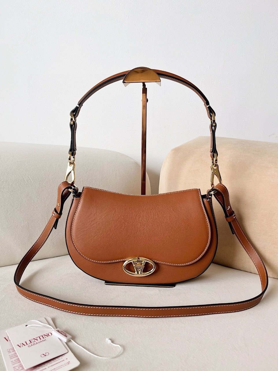 bolsos de lujo mujer Valentino Garavani Ohval Small Shoulder Bag in Brown Calfskin 3 bolsos de lujo mujer Valentino Garavani Ohval Small Shoulder Bag in Brown Calfskin - Image 3