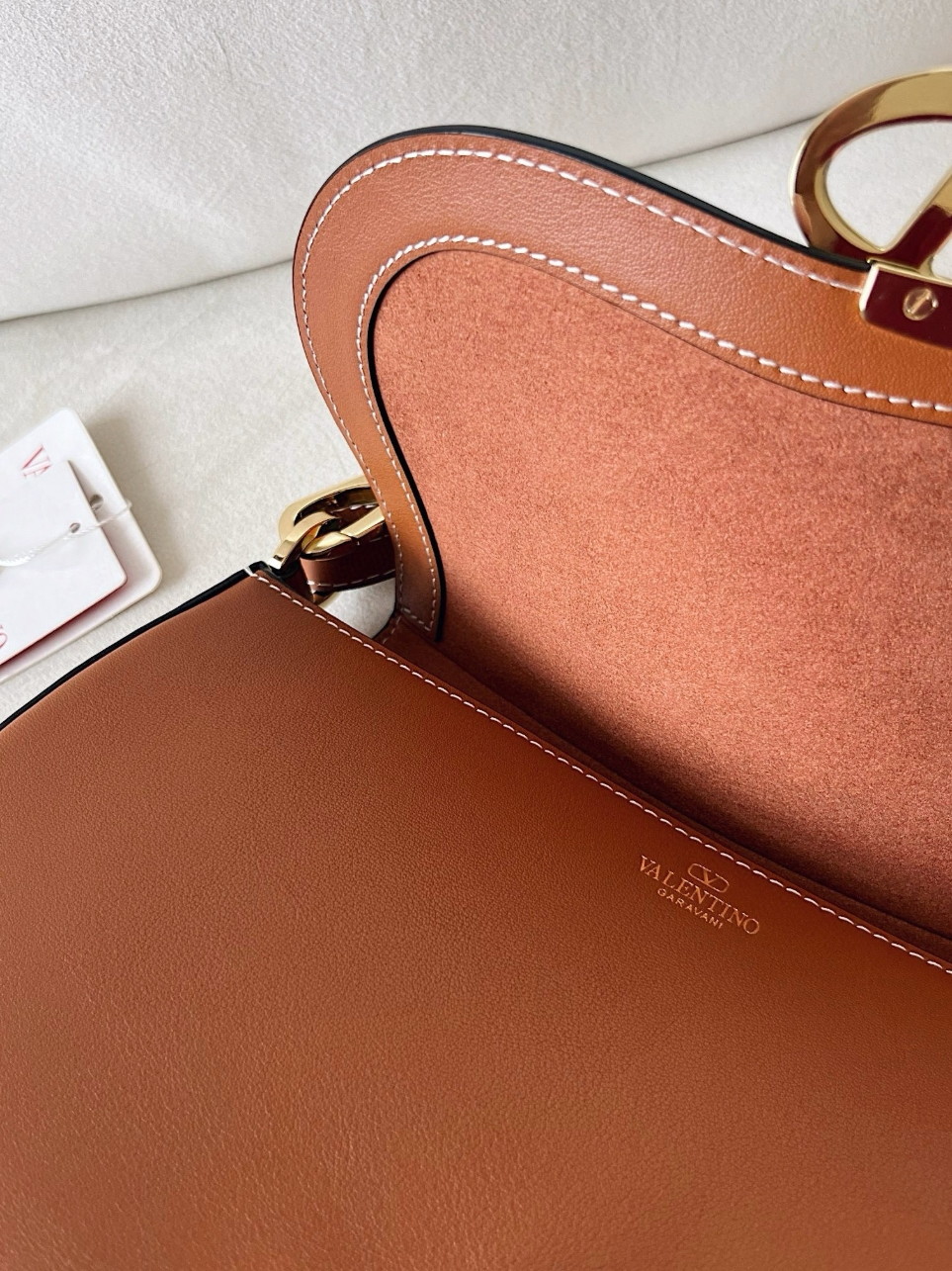 bolsos de lujo mujer Valentino Garavani Ohval Small Shoulder Bag in Brown Calfskin 5 bolsos de lujo mujer Valentino Garavani Ohval Small Shoulder Bag in Brown Calfskin - Image 5