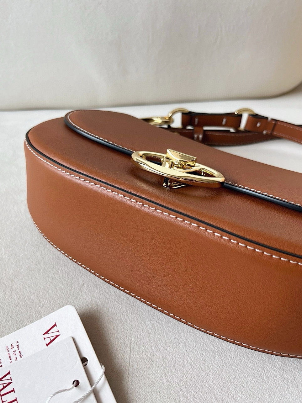 bolsos de lujo mujer Valentino Garavani Ohval Small Shoulder Bag in Brown Calfskin 7 bolsos de lujo mujer Valentino Garavani Ohval Small Shoulder Bag in Brown Calfskin - Image 7