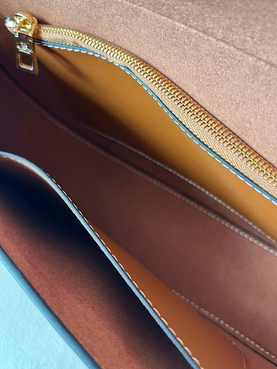 bolsos de lujo mujer Valentino Garavani Ohval Small Shoulder Bag in Brown Calfskin 8 bolsos de lujo mujer Valentino Garavani Ohval Small Shoulder Bag in Brown Calfskin - Image 8