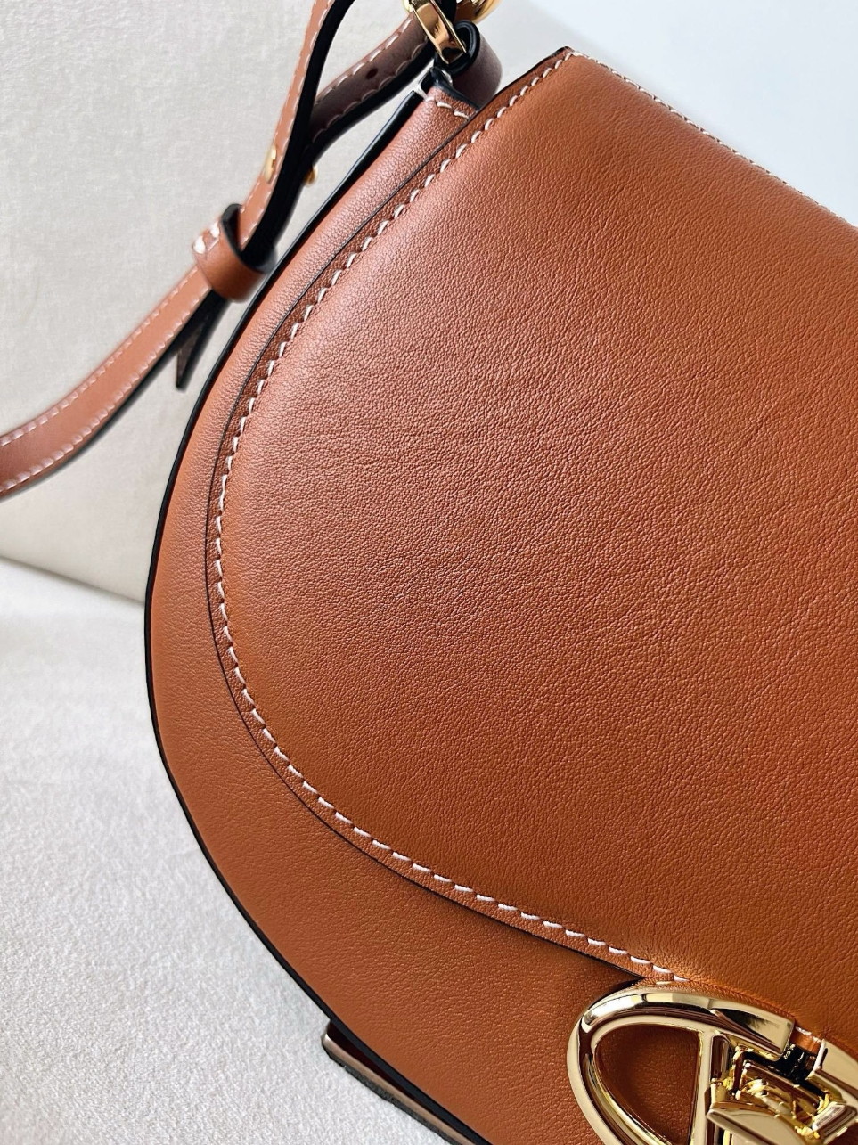 bolsos de lujo mujer Valentino Garavani Ohval Small Shoulder Bag in Brown Calfskin 9 bolsos de lujo mujer Valentino Garavani Ohval Small Shoulder Bag in Brown Calfskin - Image 9