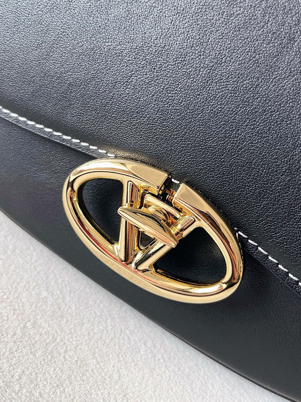 bolsos de lujo mujer Valentino Garavani Ohval Small Shoulder Bag in Black Calfskin 10 bolsos de lujo mujer Valentino Garavani Ohval Small Shoulder Bag in Black Calfskin - Image 10