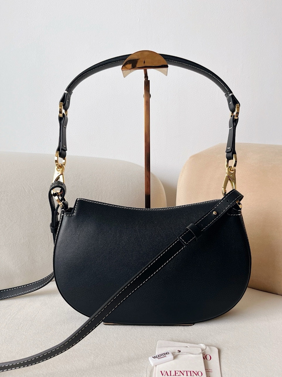bolsos de lujo mujer Valentino Garavani Ohval Small Shoulder Bag in Black Calfskin 2 bolsos de lujo mujer Valentino Garavani Ohval Small Shoulder Bag in Black Calfskin - Image 2