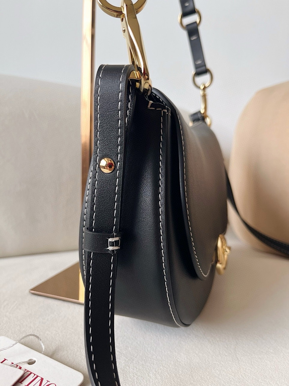 bolsos de lujo mujer Valentino Garavani Ohval Small Shoulder Bag in Black Calfskin 3 bolsos de lujo mujer Valentino Garavani Ohval Small Shoulder Bag in Black Calfskin - Image 3