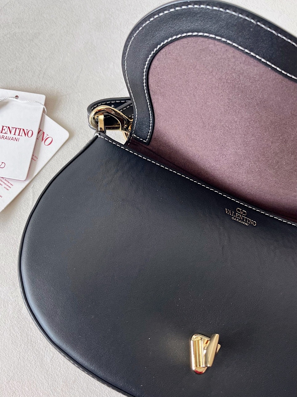 bolsos de lujo mujer Valentino Garavani Ohval Small Shoulder Bag in Black Calfskin 4 bolsos de lujo mujer Valentino Garavani Ohval Small Shoulder Bag in Black Calfskin - Image 4