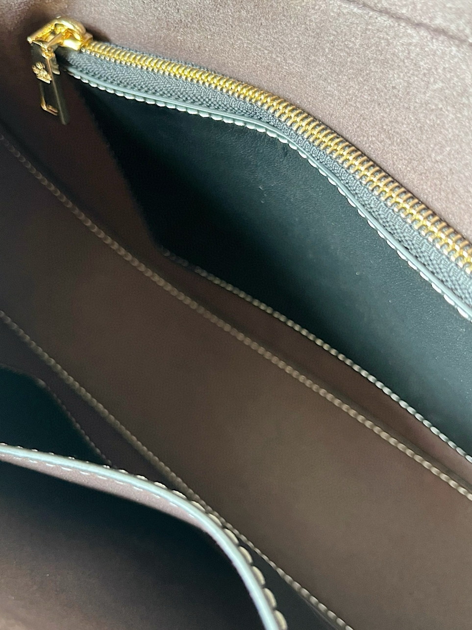 bolsos de lujo mujer Valentino Garavani Ohval Small Shoulder Bag in Black Calfskin 5 bolsos de lujo mujer Valentino Garavani Ohval Small Shoulder Bag in Black Calfskin - Image 5