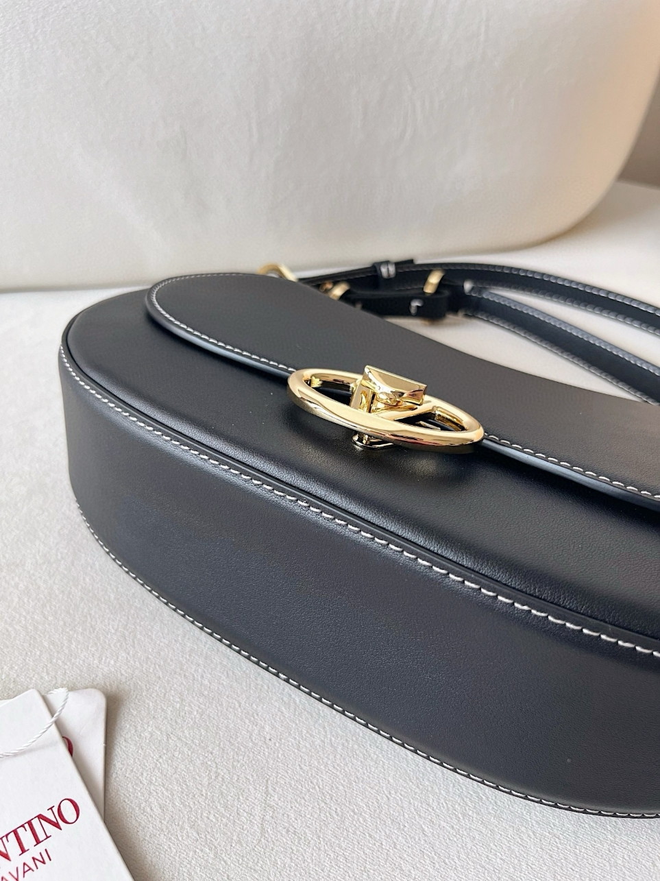 bolsos de lujo mujer Valentino Garavani Ohval Small Shoulder Bag in Black Calfskin 6 bolsos de lujo mujer Valentino Garavani Ohval Small Shoulder Bag in Black Calfskin - Image 6