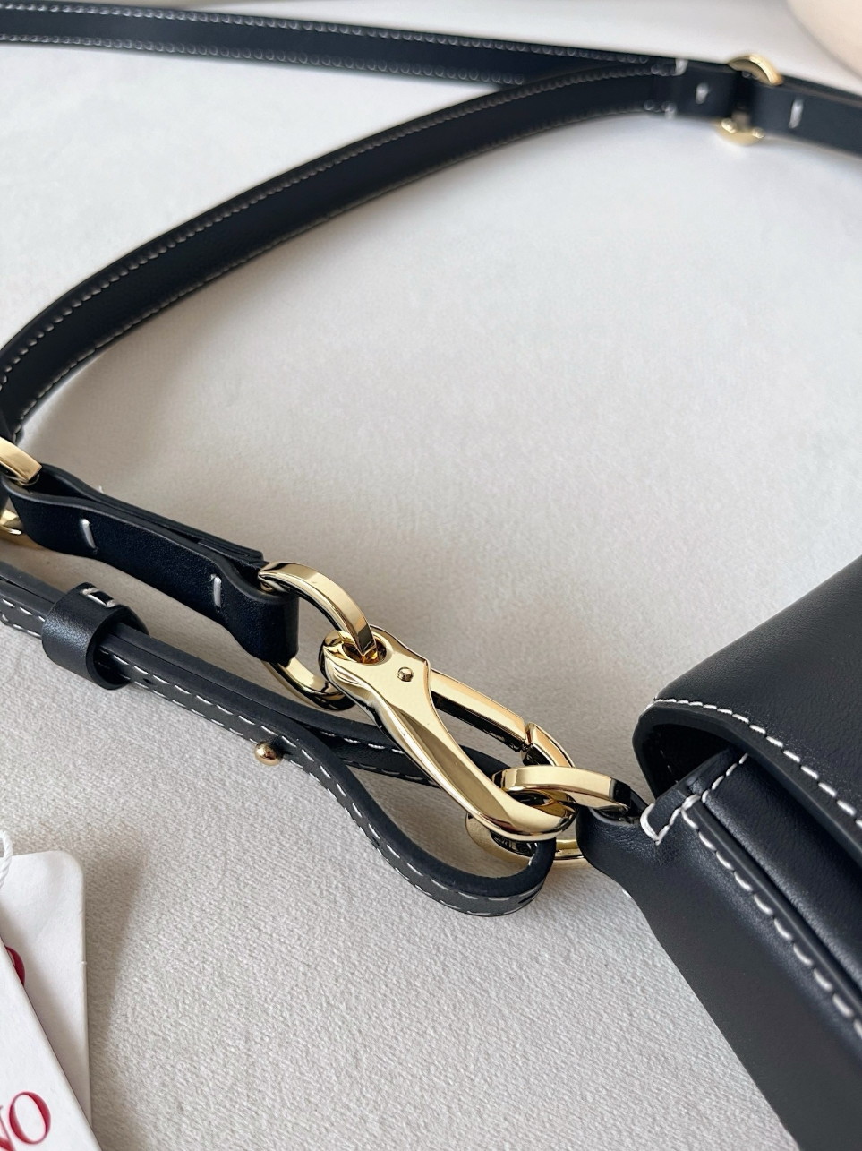 bolsos de lujo mujer Valentino Garavani Ohval Small Shoulder Bag in Black Calfskin 7 bolsos de lujo mujer Valentino Garavani Ohval Small Shoulder Bag in Black Calfskin - Image 7