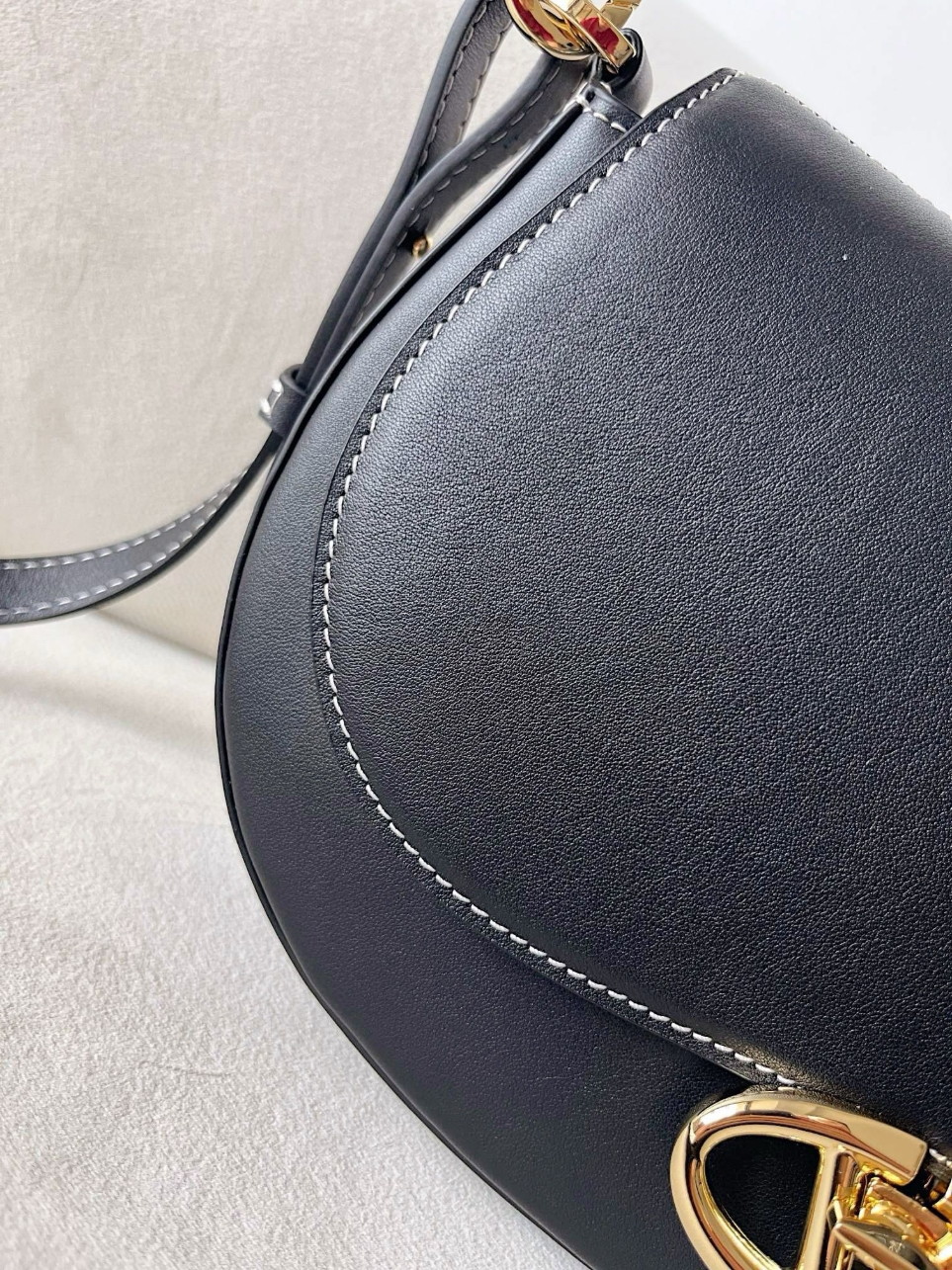 bolsos de lujo mujer Valentino Garavani Ohval Small Shoulder Bag in Black Calfskin 8 bolsos de lujo mujer Valentino Garavani Ohval Small Shoulder Bag in Black Calfskin - Image 8