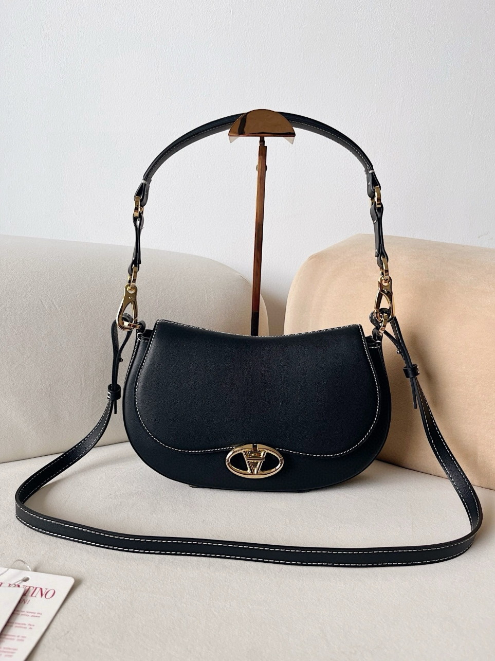 bolsos de lujo mujer Valentino Garavani Ohval Small Shoulder Bag in Black Calfskin 9 bolsos de lujo mujer Valentino Garavani Ohval Small Shoulder Bag in Black Calfskin - Image 9