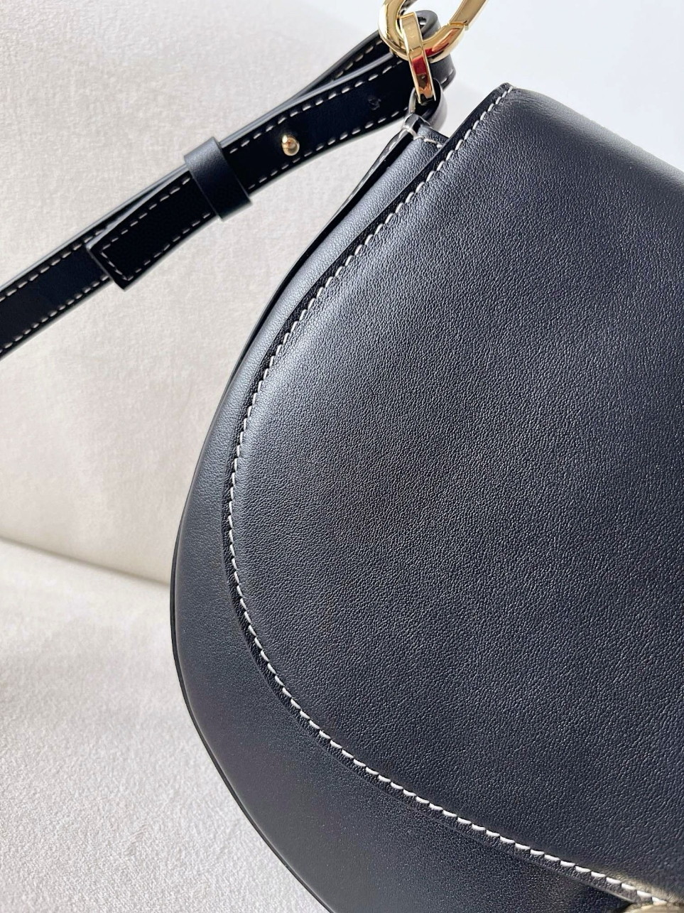 bolsos de lujo mujer Valentino Garavani Ohval Medium Shoulder Bag in Black Calfskin 10 bolsos de lujo mujer Valentino Garavani Ohval Medium Shoulder Bag in Black Calfskin - Image 10
