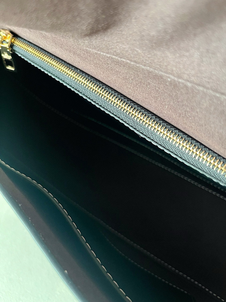 bolsos de lujo mujer Valentino Garavani Ohval Medium Shoulder Bag in Black Calfskin 2 bolsos de lujo mujer Valentino Garavani Ohval Medium Shoulder Bag in Black Calfskin - Image 2