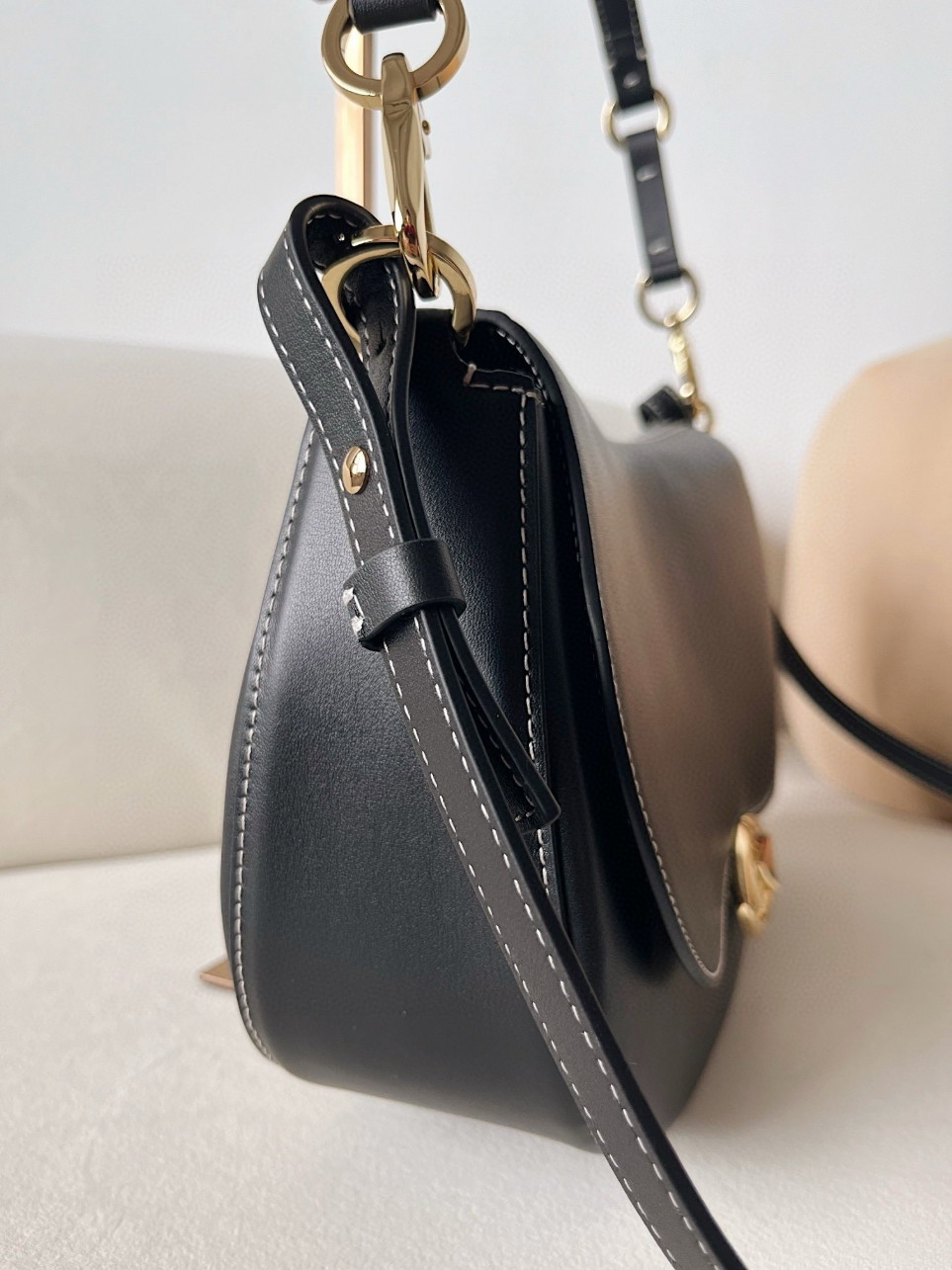 bolsos de lujo mujer Valentino Garavani Ohval Medium Shoulder Bag in Black Calfskin 3 bolsos de lujo mujer Valentino Garavani Ohval Medium Shoulder Bag in Black Calfskin - Image 3