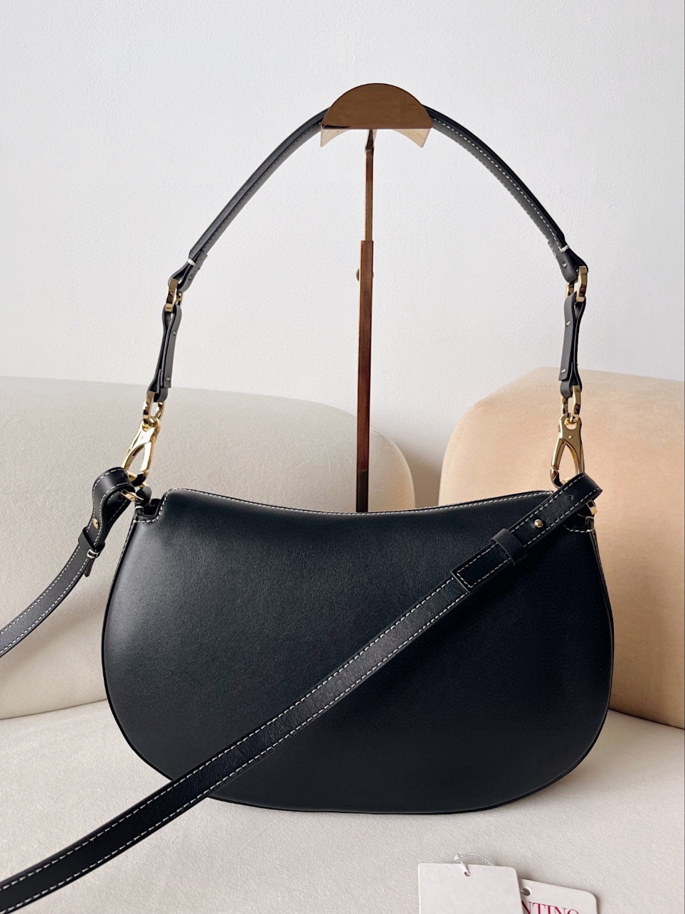 bolsos de lujo mujer Valentino Garavani Ohval Medium Shoulder Bag in Black Calfskin 4 bolsos de lujo mujer Valentino Garavani Ohval Medium Shoulder Bag in Black Calfskin - Image 4