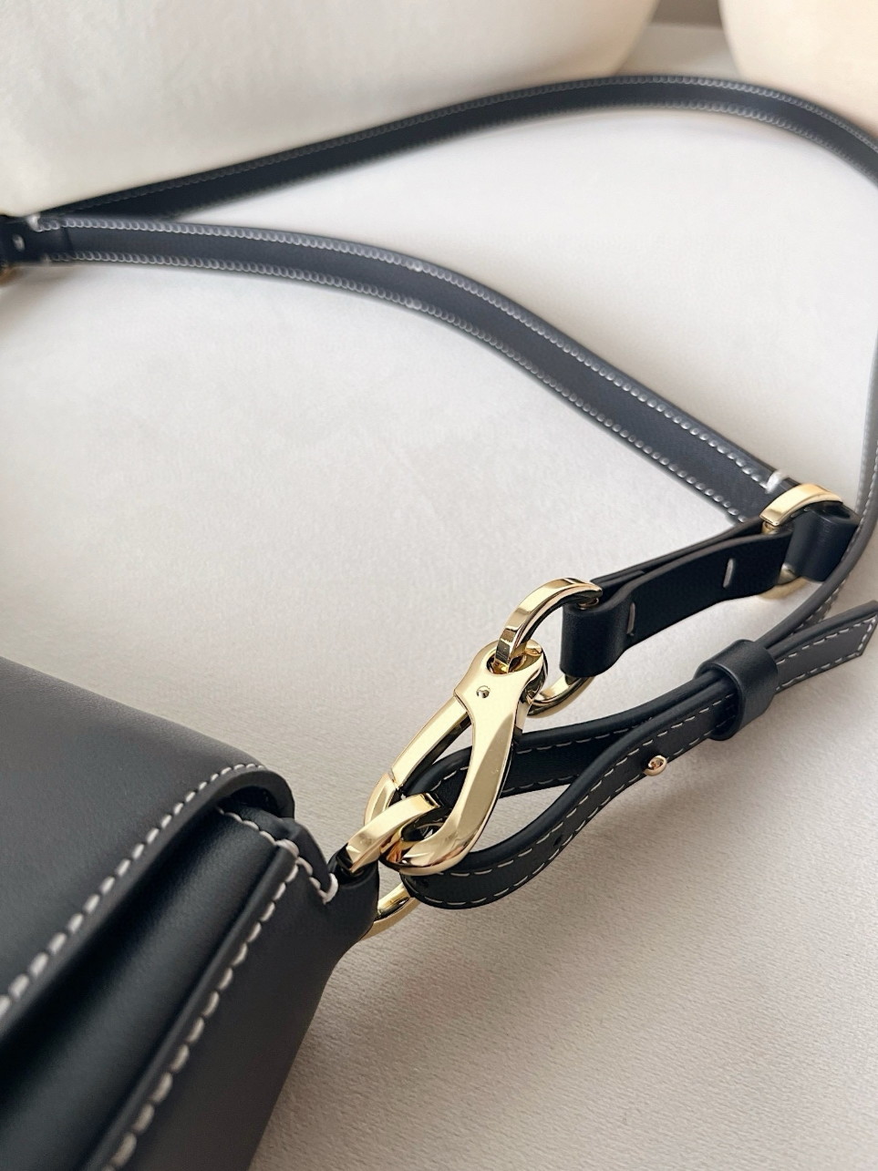 bolsos de lujo mujer Valentino Garavani Ohval Medium Shoulder Bag in Black Calfskin 5 bolsos de lujo mujer Valentino Garavani Ohval Medium Shoulder Bag in Black Calfskin - Image 5