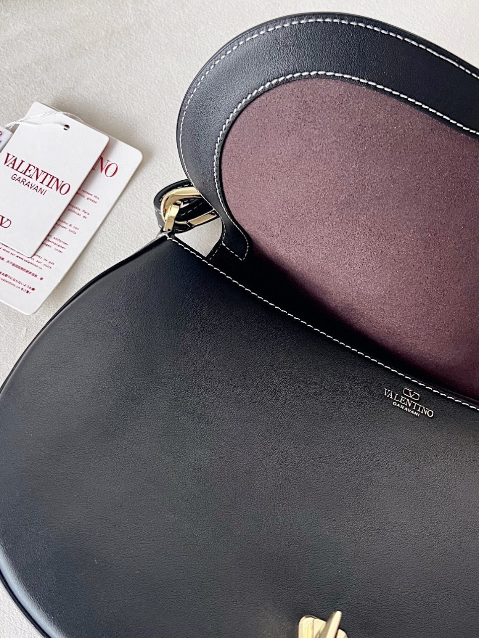 bolsos de lujo mujer Valentino Garavani Ohval Medium Shoulder Bag in Black Calfskin 6 bolsos de lujo mujer Valentino Garavani Ohval Medium Shoulder Bag in Black Calfskin - Image 6