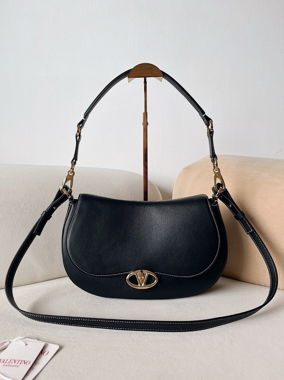 bolsos de lujo mujer Valentino Garavani Ohval Medium Shoulder Bag in Black Calfskin 7 bolsos de lujo mujer Valentino Garavani Ohval Medium Shoulder Bag in Black Calfskin - Image 7