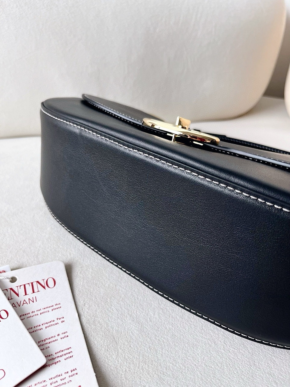 bolsos de lujo mujer Valentino Garavani Ohval Medium Shoulder Bag in Black Calfskin 9 bolsos de lujo mujer Valentino Garavani Ohval Medium Shoulder Bag in Black Calfskin - Image 9