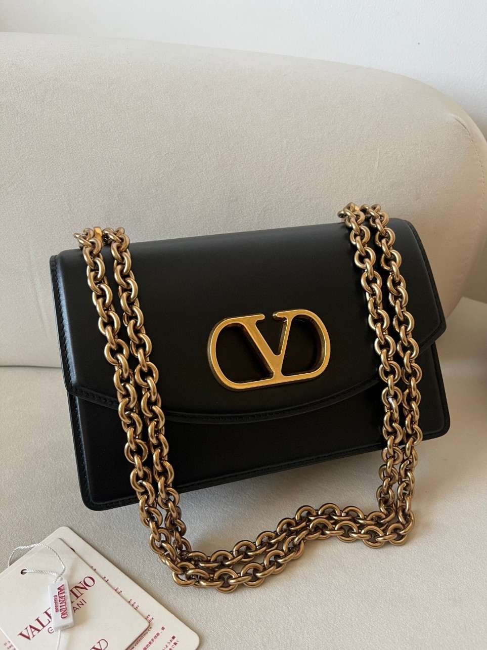 bolsos de lujo mujer Valentino Garavani Vain Shoulder Bag in Black Calfskin 2 bolsos de lujo mujer Valentino Garavani Vain Shoulder Bag in Black Calfskin - Image 2