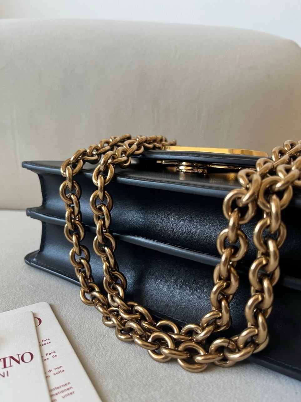 bolsos de lujo mujer Valentino Garavani Vain Shoulder Bag in Black Calfskin 5 bolsos de lujo mujer Valentino Garavani Vain Shoulder Bag in Black Calfskin - Image 5