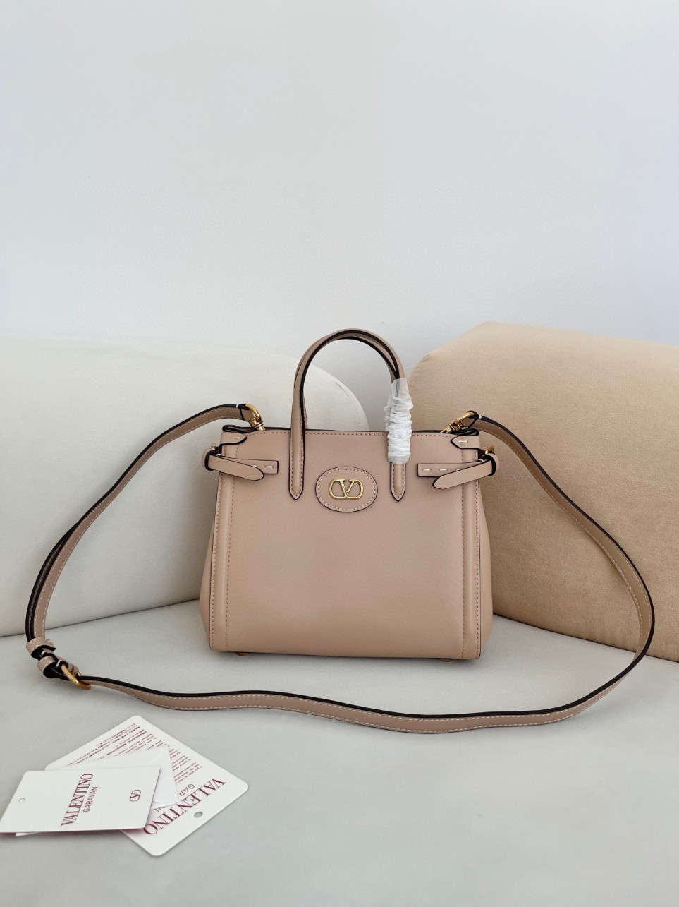 bolsos de lujo mujer Valentino Antibes Small Shopping Bag in Beige Leather 2 bolsos de lujo mujer Valentino Antibes Small Shopping Bag in Beige Leather - Image 2