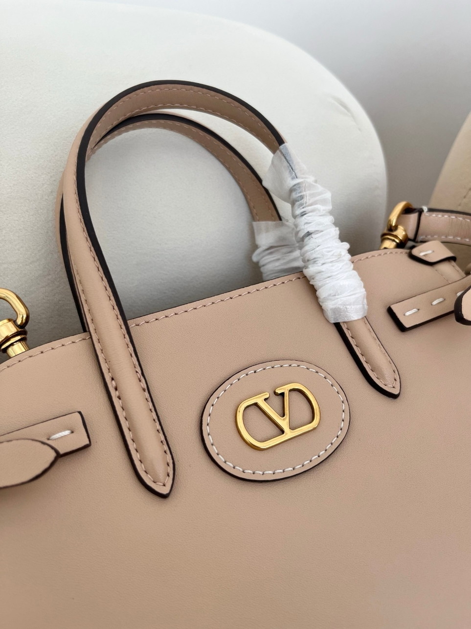 bolsos de lujo mujer Valentino Antibes Small Shopping Bag in Beige Leather 3 bolsos de lujo mujer Valentino Antibes Small Shopping Bag in Beige Leather - Image 3