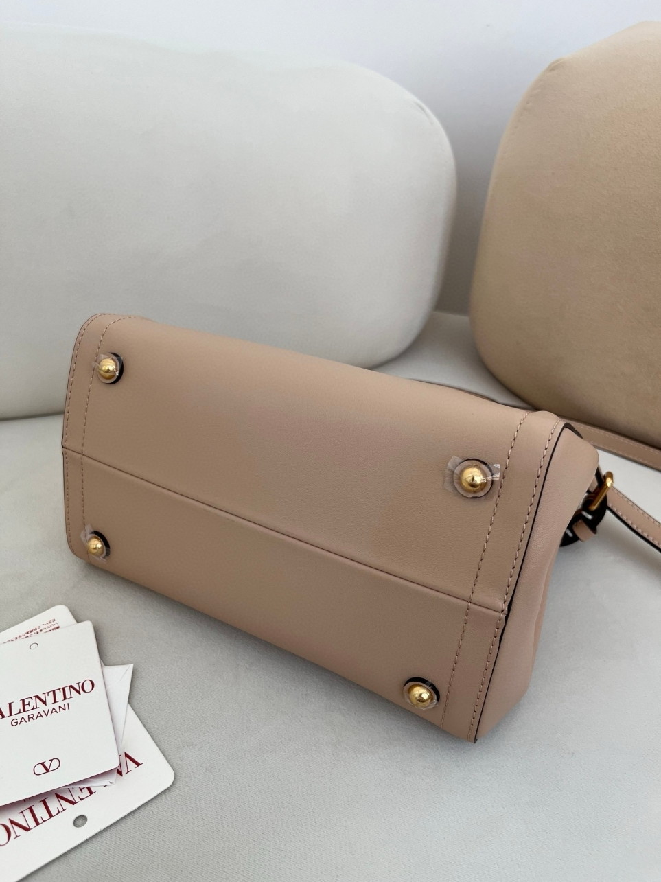 bolsos de lujo mujer Valentino Antibes Small Shopping Bag in Beige Leather 4 bolsos de lujo mujer Valentino Antibes Small Shopping Bag in Beige Leather - Image 4