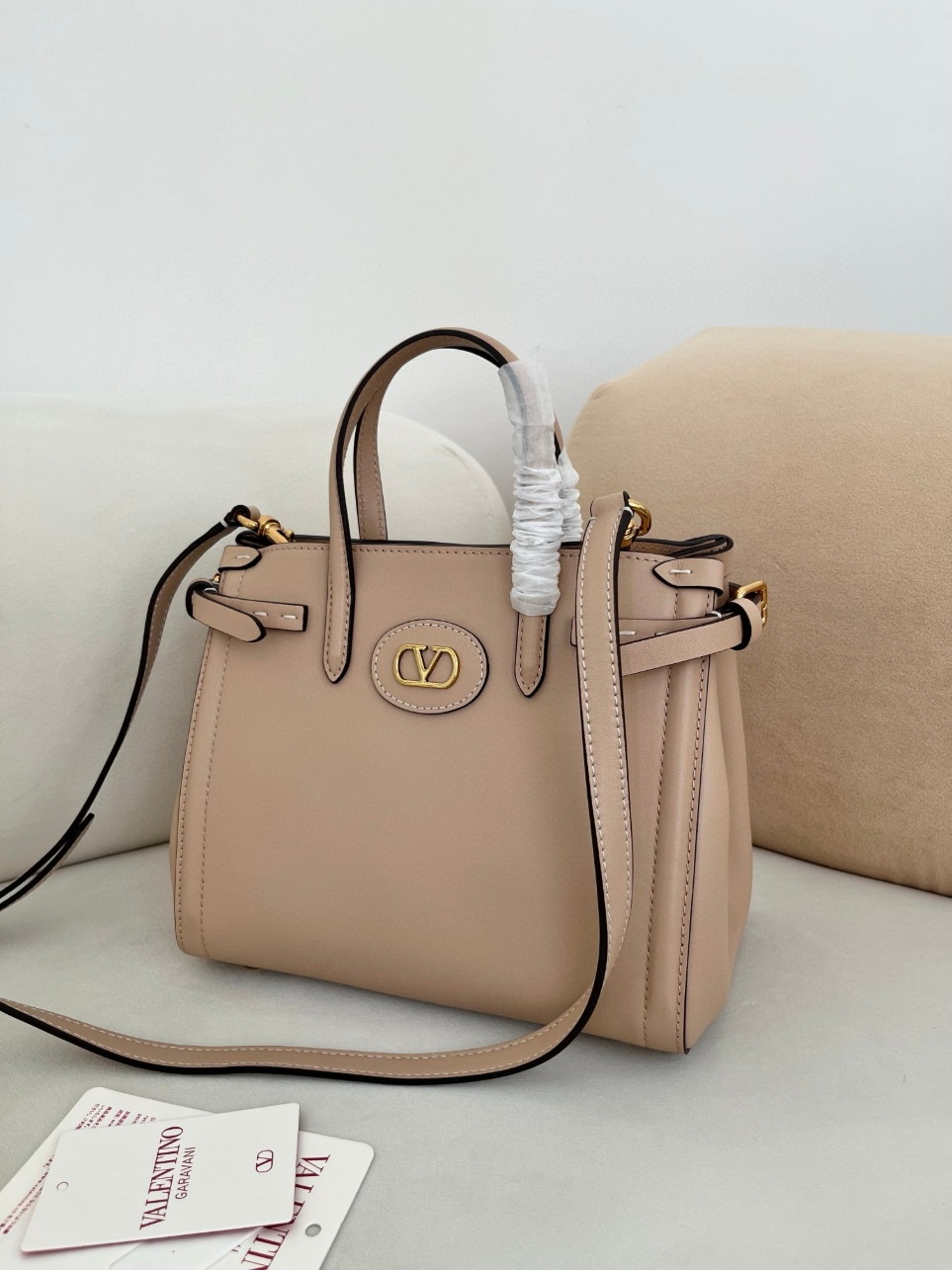 bolsos de lujo mujer Valentino Antibes Small Shopping Bag in Beige Leather 6 bolsos de lujo mujer Valentino Antibes Small Shopping Bag in Beige Leather - Image 6