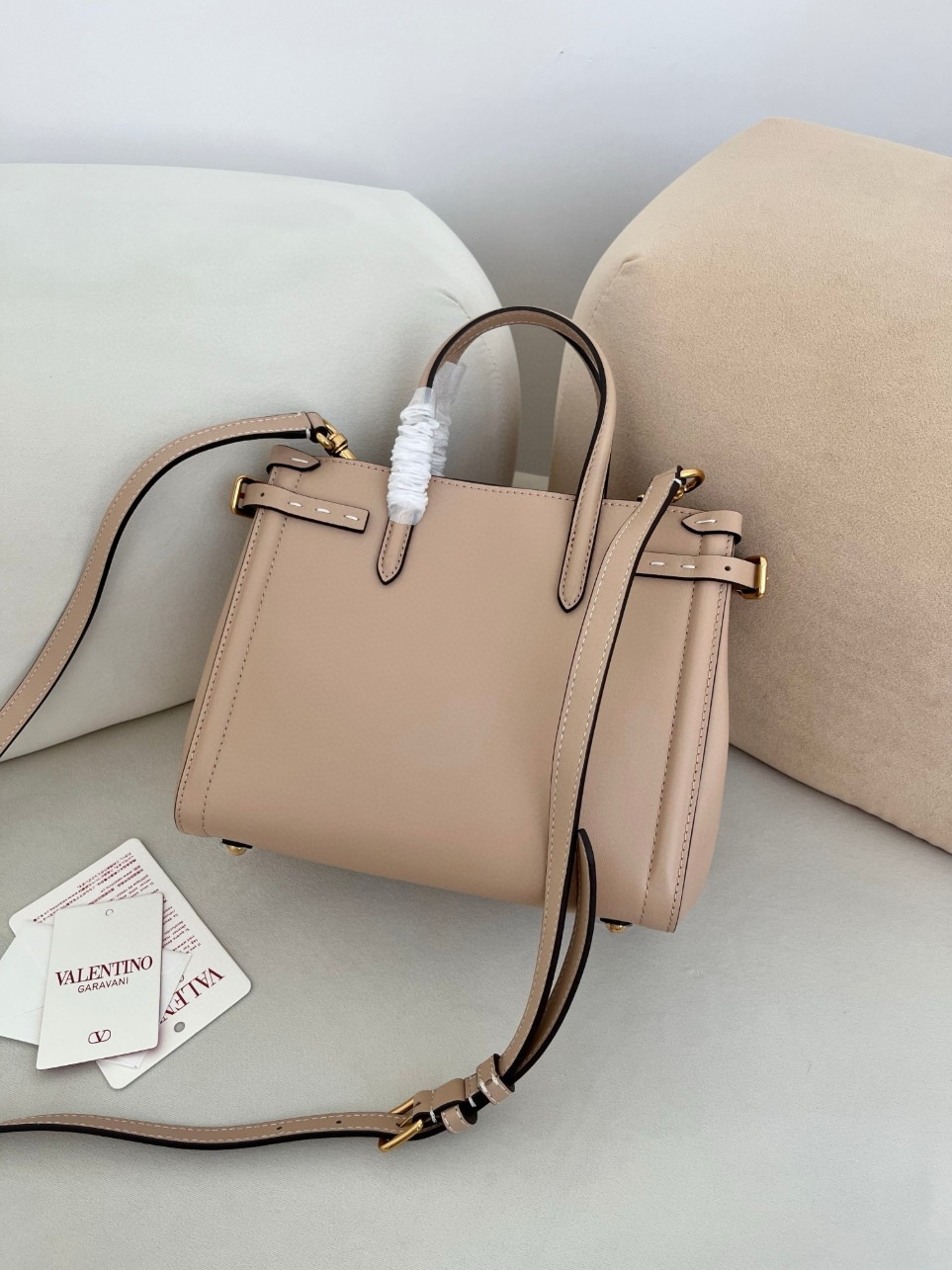 bolsos de lujo mujer Valentino Antibes Small Shopping Bag in Beige Leather 7 bolsos de lujo mujer Valentino Antibes Small Shopping Bag in Beige Leather - Image 7