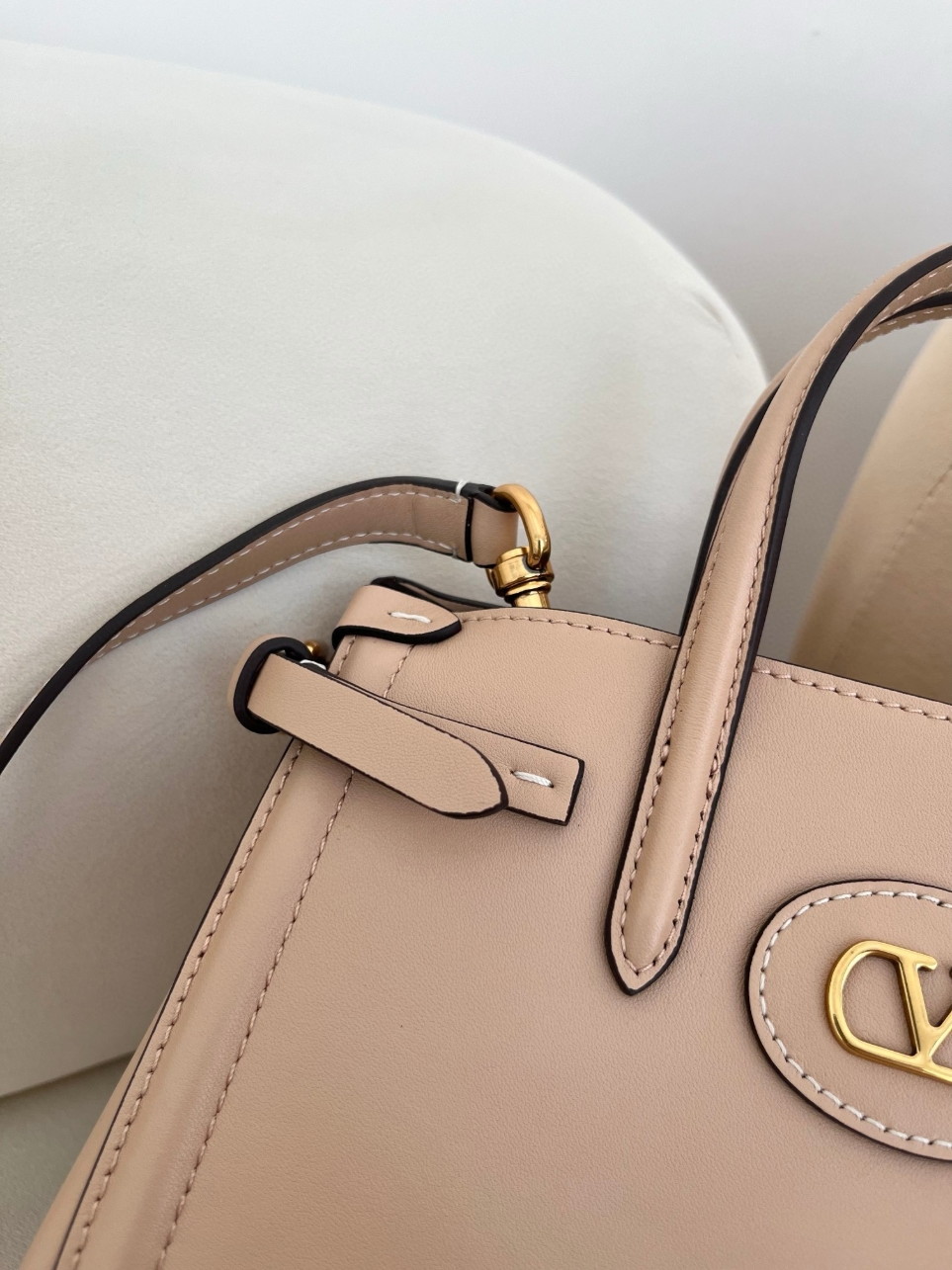 bolsos de lujo mujer Valentino Antibes Small Shopping Bag in Beige Leather 9 bolsos de lujo mujer Valentino Antibes Small Shopping Bag in Beige Leather - Image 9