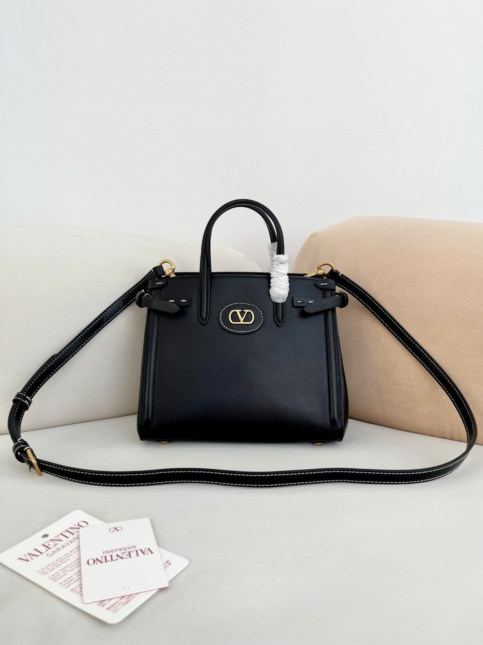 bolsos de lujo mujer Valentino Antibes Small Shopping Bag in Black Leather 2 bolsos de lujo mujer Valentino Antibes Small Shopping Bag in Black Leather - Image 2