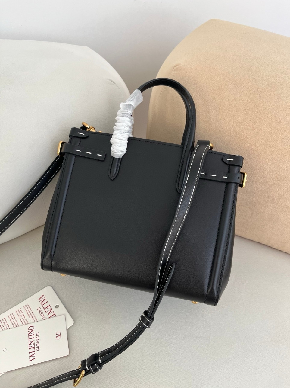 bolsos de lujo mujer Valentino Antibes Small Shopping Bag in Black Leather 4 bolsos de lujo mujer Valentino Antibes Small Shopping Bag in Black Leather - Image 4
