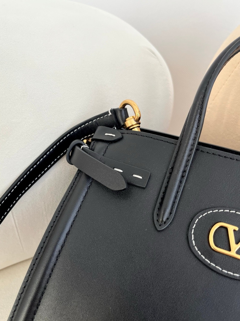 bolsos de lujo mujer Valentino Antibes Small Shopping Bag in Black Leather 5 bolsos de lujo mujer Valentino Antibes Small Shopping Bag in Black Leather - Image 5