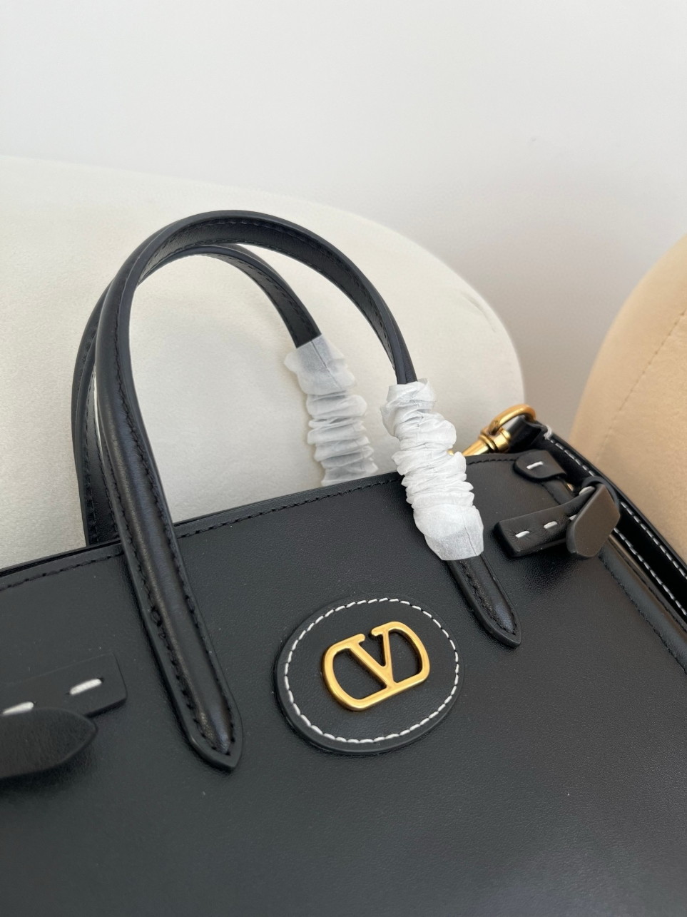 bolsos de lujo mujer Valentino Antibes Small Shopping Bag in Black Leather 6 bolsos de lujo mujer Valentino Antibes Small Shopping Bag in Black Leather - Image 6
