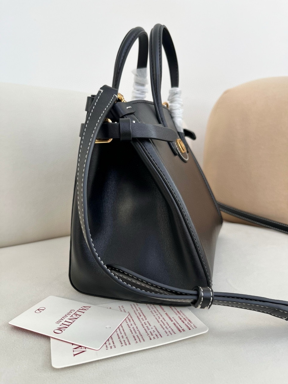 bolsos de lujo mujer Valentino Antibes Small Shopping Bag in Black Leather 7 bolsos de lujo mujer Valentino Antibes Small Shopping Bag in Black Leather - Image 7