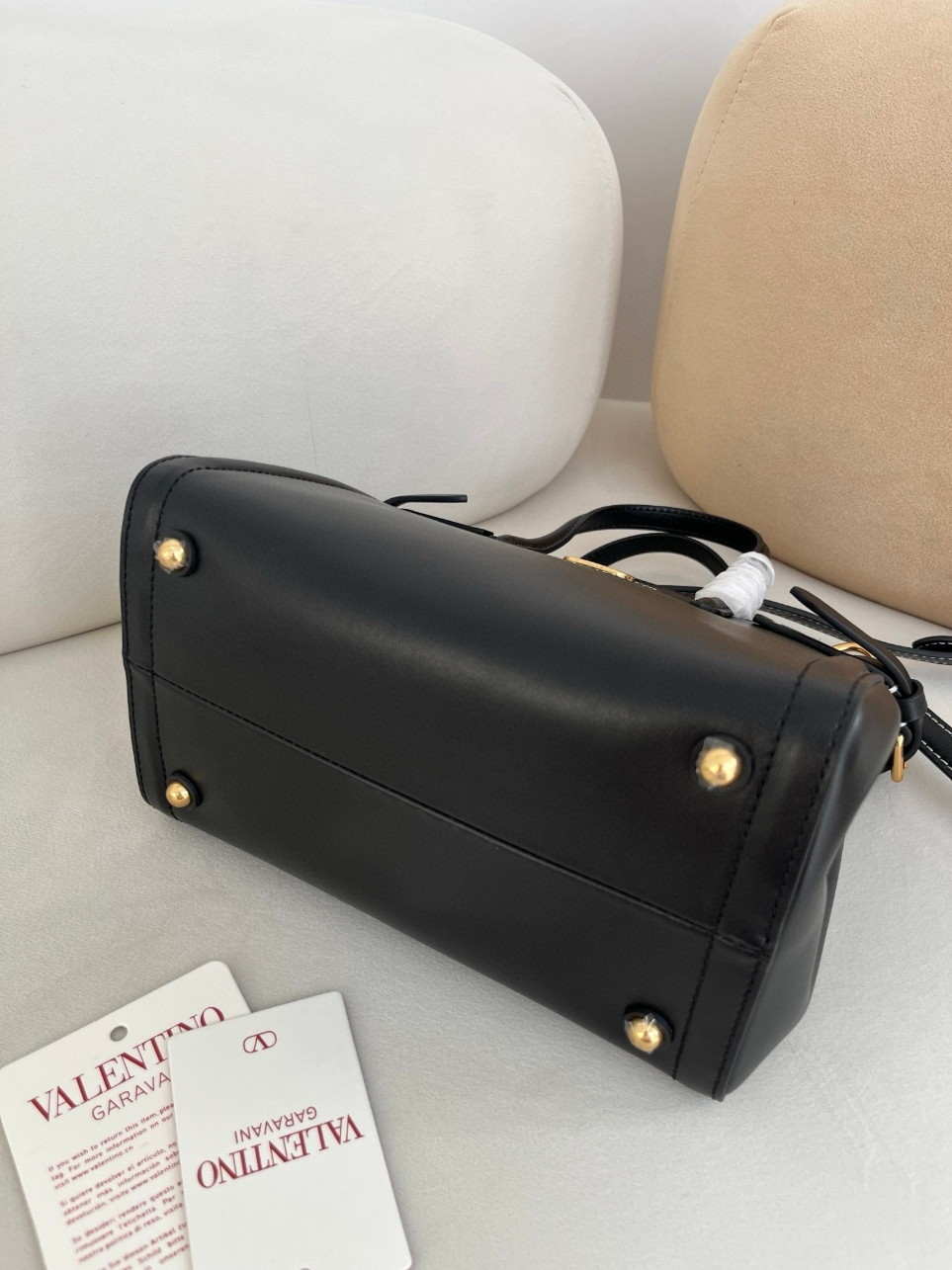 bolsos de lujo mujer Valentino Antibes Small Shopping Bag in Black Leather 8 bolsos de lujo mujer Valentino Antibes Small Shopping Bag in Black Leather - Image 8