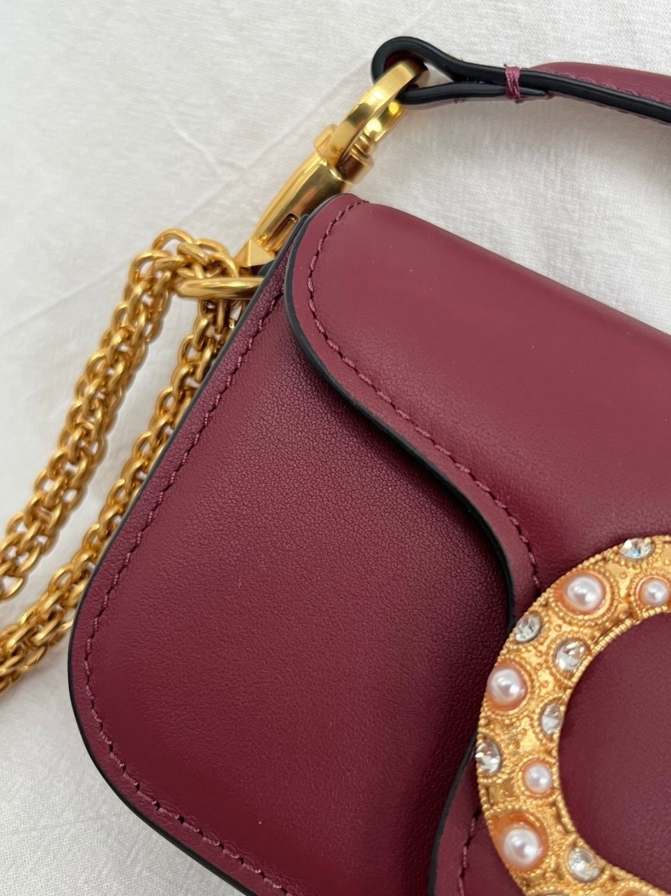 bolsos de lujo mujer Valentino Loco Small Shoulder Bag in Bordeaux Calfskin With Jewel Logo 10 bolsos de lujo mujer Valentino Loco Small Shoulder Bag in Bordeaux Calfskin With Jewel Logo - Image 10