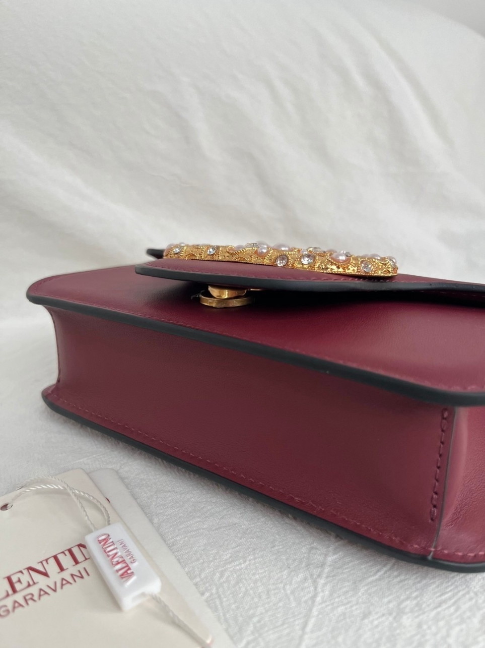 bolsos de lujo mujer Valentino Loco Small Shoulder Bag in Bordeaux Calfskin With Jewel Logo 2 bolsos de lujo mujer Valentino Loco Small Shoulder Bag in Bordeaux Calfskin With Jewel Logo - Image 2
