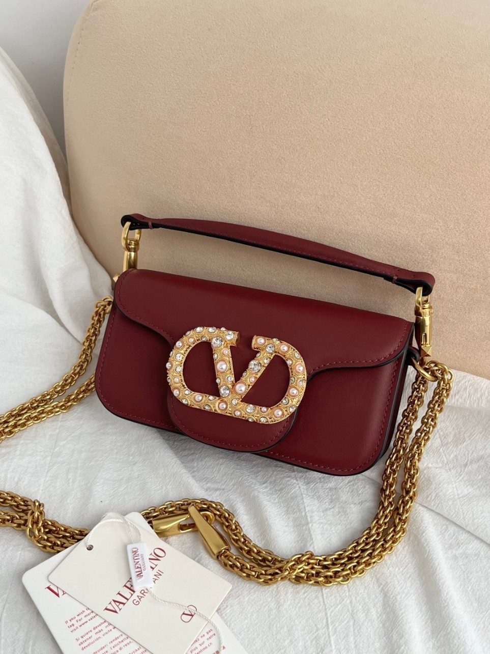 bolsos de lujo mujer Valentino Loco Small Shoulder Bag in Bordeaux Calfskin With Jewel Logo 4 bolsos de lujo mujer Valentino Loco Small Shoulder Bag in Bordeaux Calfskin With Jewel Logo - Image 4