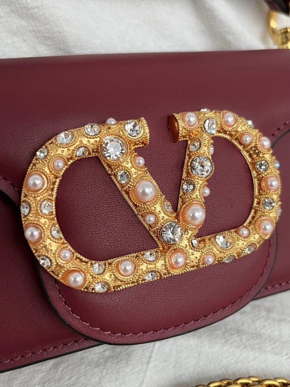 bolsos de lujo mujer Valentino Loco Small Shoulder Bag in Bordeaux Calfskin With Jewel Logo 5 bolsos de lujo mujer Valentino Loco Small Shoulder Bag in Bordeaux Calfskin With Jewel Logo - Image 5