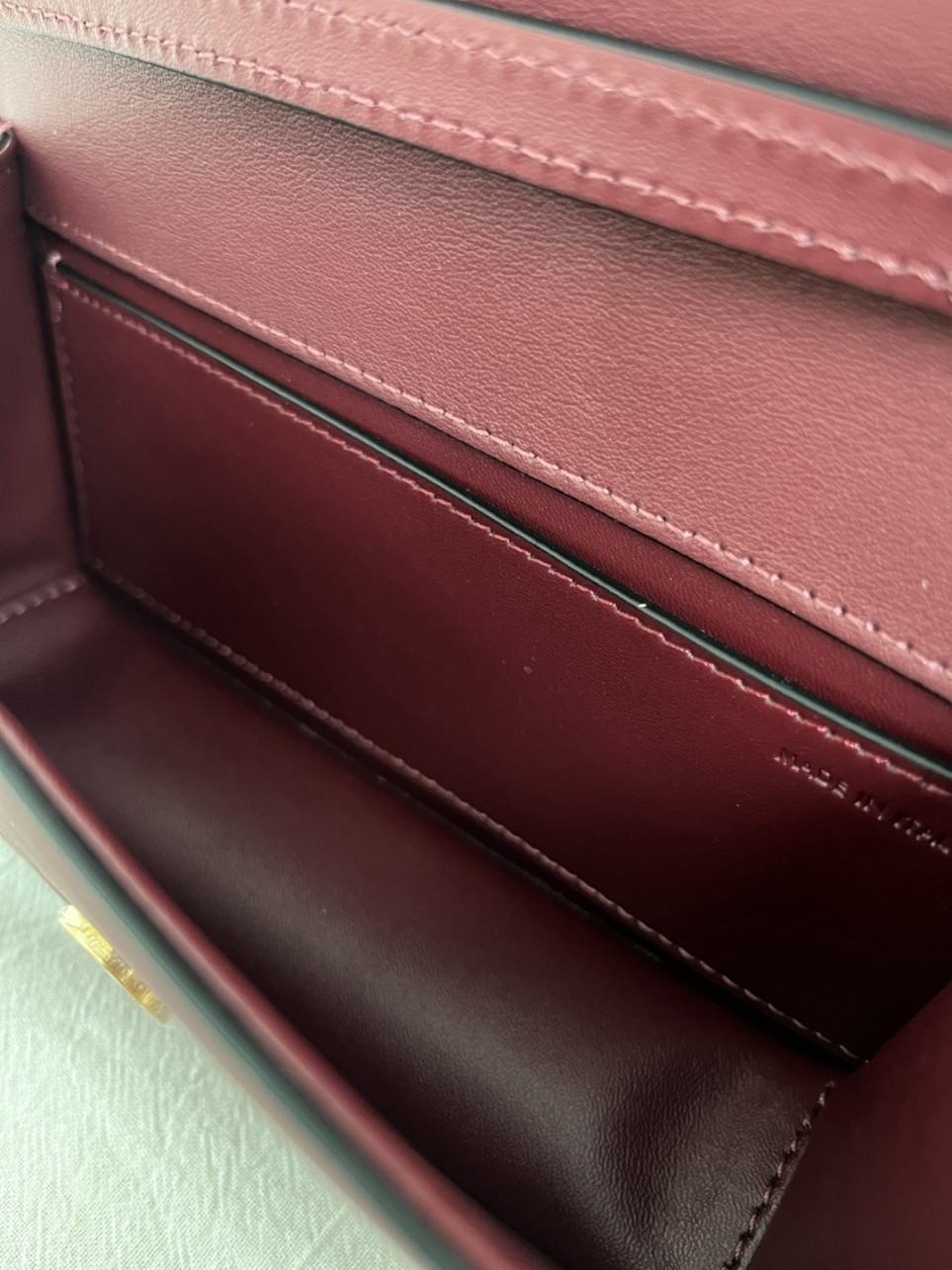 bolsos de lujo mujer Valentino Loco Small Shoulder Bag in Bordeaux Calfskin With Jewel Logo 6 bolsos de lujo mujer Valentino Loco Small Shoulder Bag in Bordeaux Calfskin With Jewel Logo - Image 6